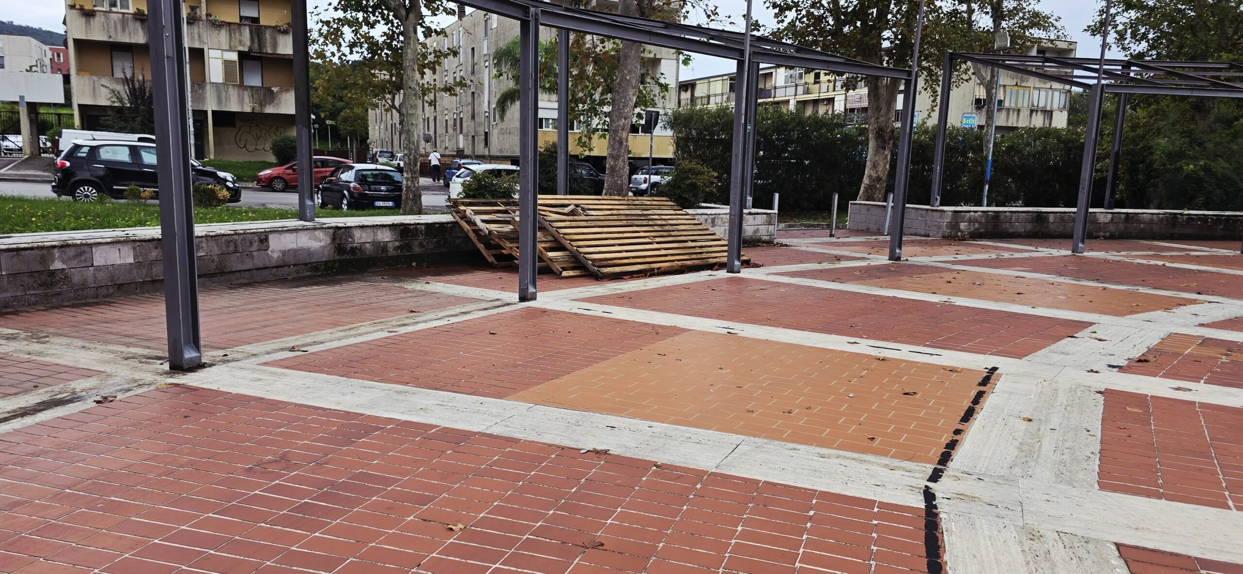 POZZUOLI/ Piazza De Curtis nel degrado dopo il Monteruscello Fest «Passato il santo passata la festa»