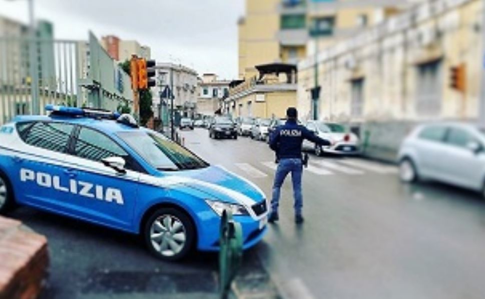 Controlli della Polizia a Pozzuoli: nel mirino auto, negozi e pregiudicati