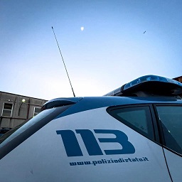Danneggia un locale e aggredisce i poliziotti: 30enne arrestato dalla Polizia