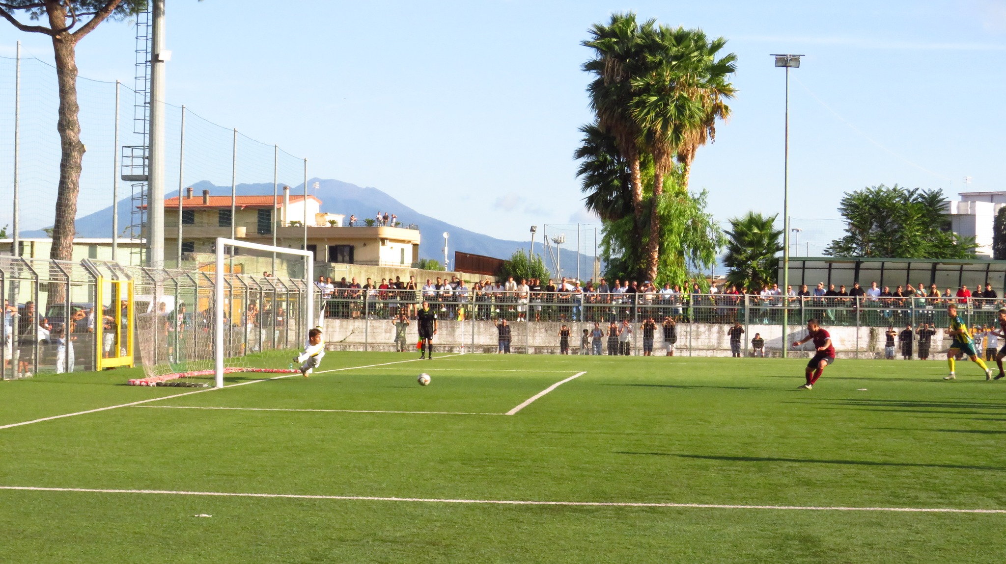 CALCIO/ Finale al cardiopalma per la Puteolana: va sotto al 92′ e pareggia al 98′. Incidenti sugli spalti