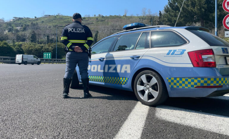 Automobilista tampona moto sulla Tangenziale e fugge: fermato dalla Polstrada