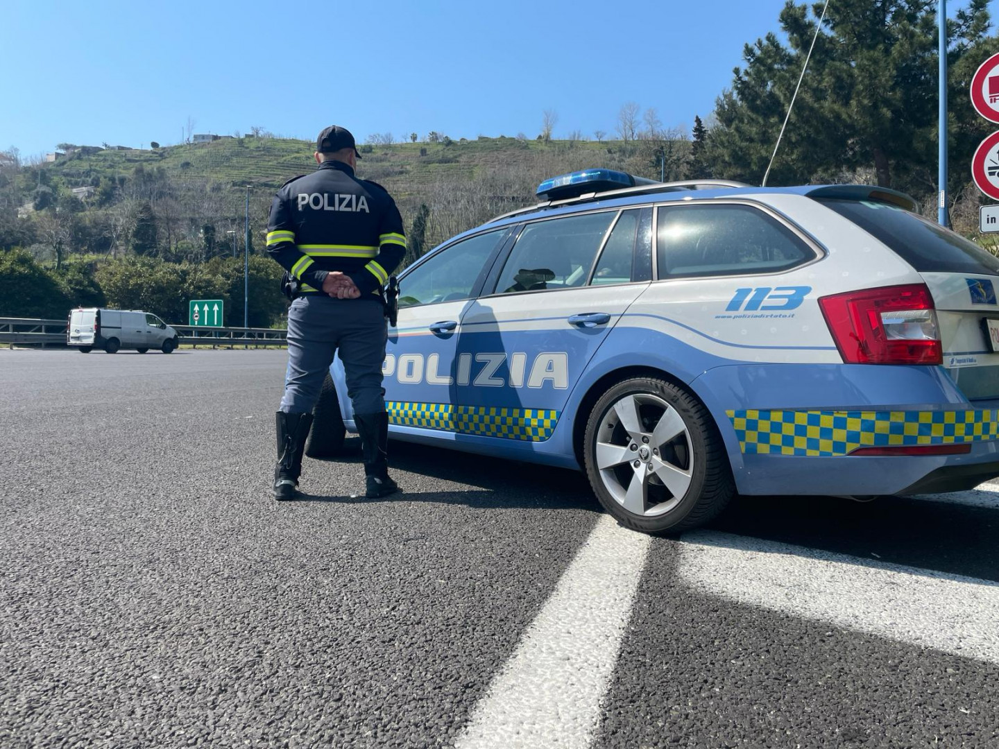 Automobilista tampona moto sulla Tangenziale e fugge: fermato dalla Polstrada