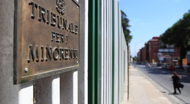 Inneggiano all’amico detenuto nel centro di accoglienza: clacson e grida davanti alle finestre