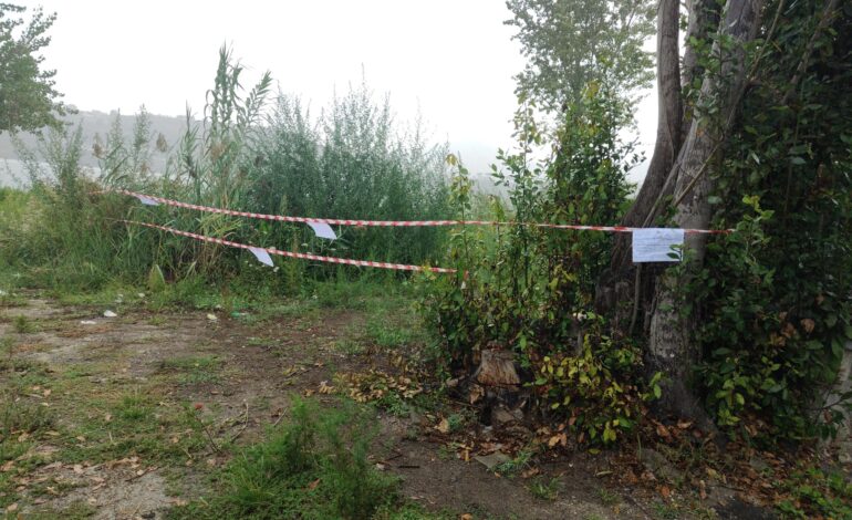 Terra dei fuochi, sequestri e denunce a Pozzuoli. Scoperta discarica sul Lago d’Averno – LE FOTO