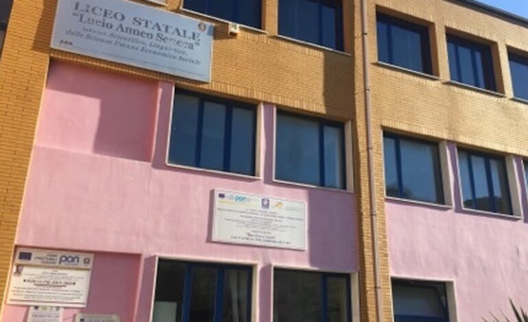 BACOLI/ Catene e lucchetti ai cancelli: ignoti bloccano l’ingresso al Liceo