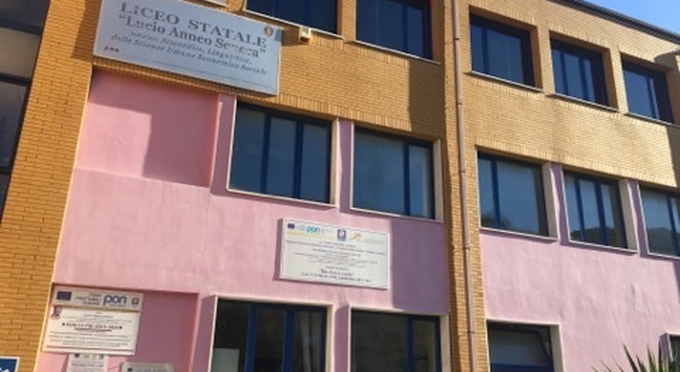 BACOLI/ Catene e lucchetti ai cancelli: ignoti bloccano l’ingresso al Liceo