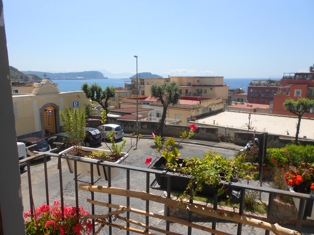 Cronaca Immobiliare: a Pozzuoli fittasi appartamento a pochi passi dal Rione Terra – LE FOTO