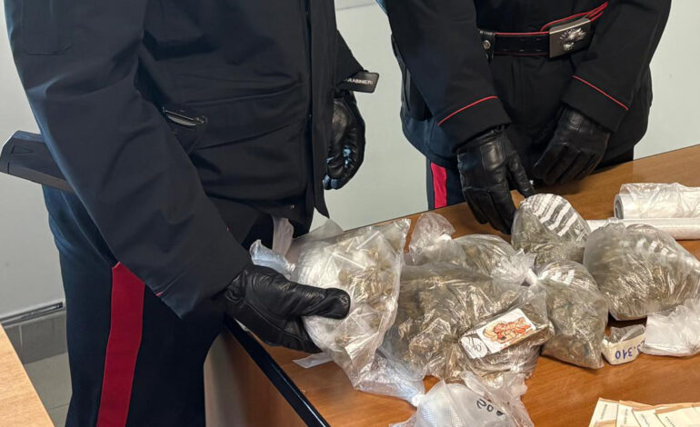 Spaccio di droga a scuola: studente denunciato