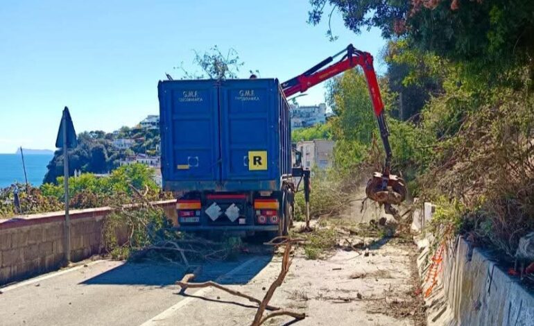 Frana a Bacoli: dopo tre settimane riapre via Scalandrone