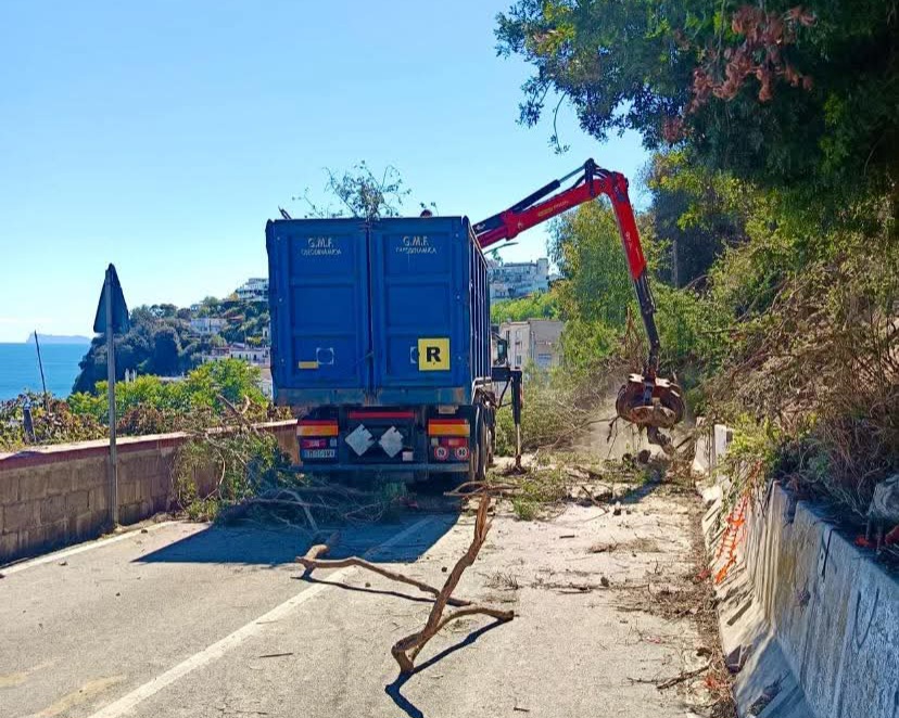 Frana a Bacoli: dopo tre settimane riapre via Scalandrone