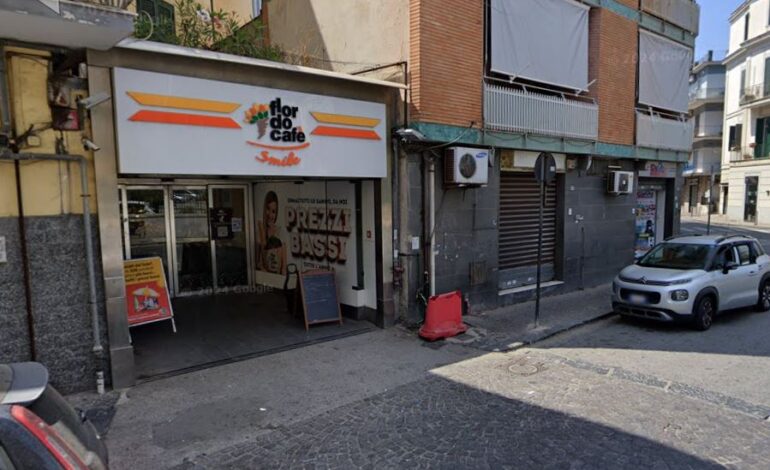 Follia in un supermercato a Pozzuoli: insulta e minaccia dirigente di Polizia per una merendina schiacciata