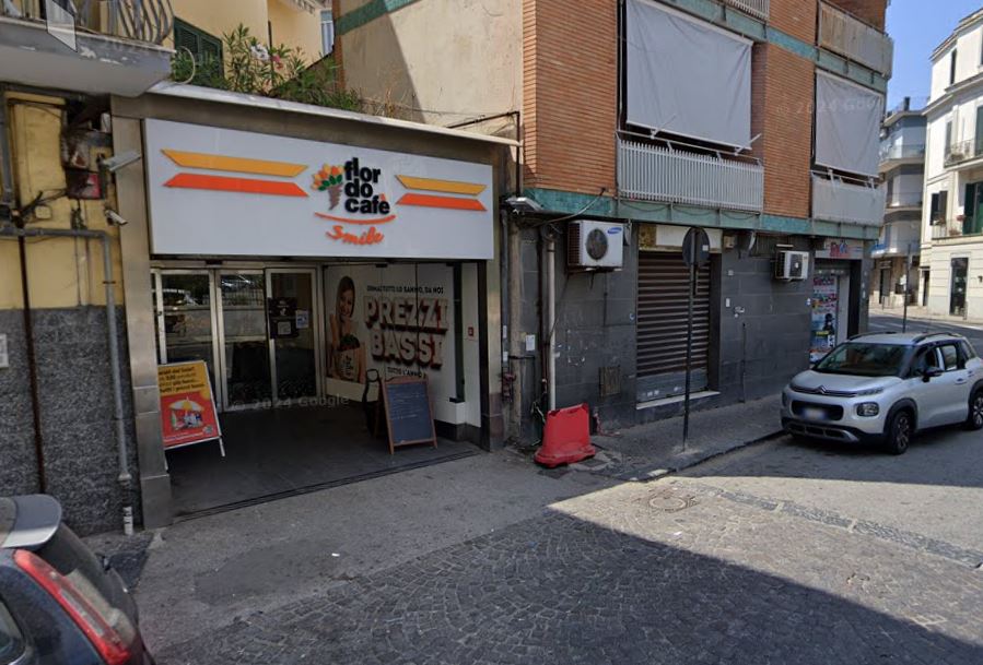 Follia in un supermercato a Pozzuoli: insulta e minaccia dirigente di Polizia per una merendina schiacciata