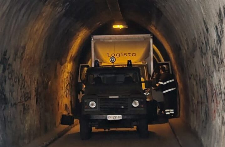 Camion resta incastrato nel tunnel Tranvai: bloccato l’unico collegamento con il centro – LE FOTO