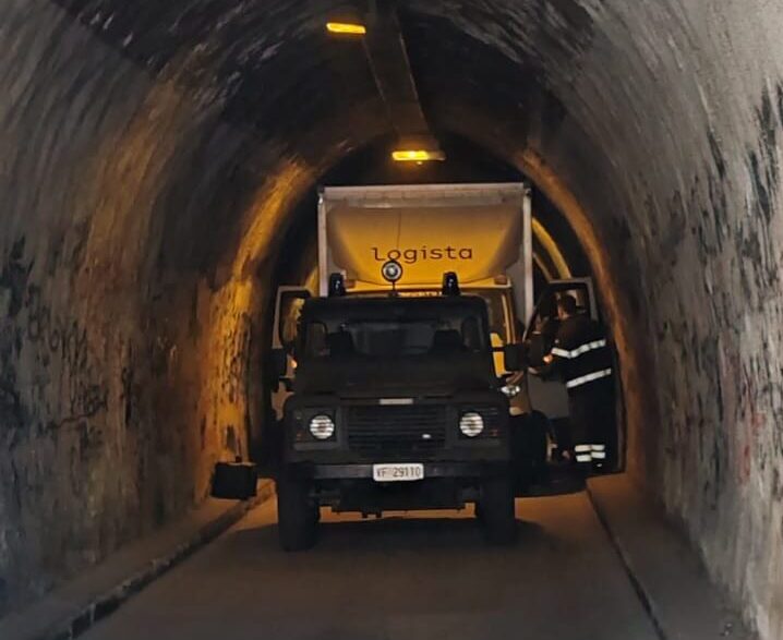 Camion resta incastrato nel tunnel Tranvai: bloccato l’unico collegamento con il centro – LE FOTO