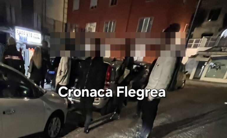 Picchia la moglie in centro a Pozzuoli: bloccato da un gruppo di giovani e arrestato dai carabinieri