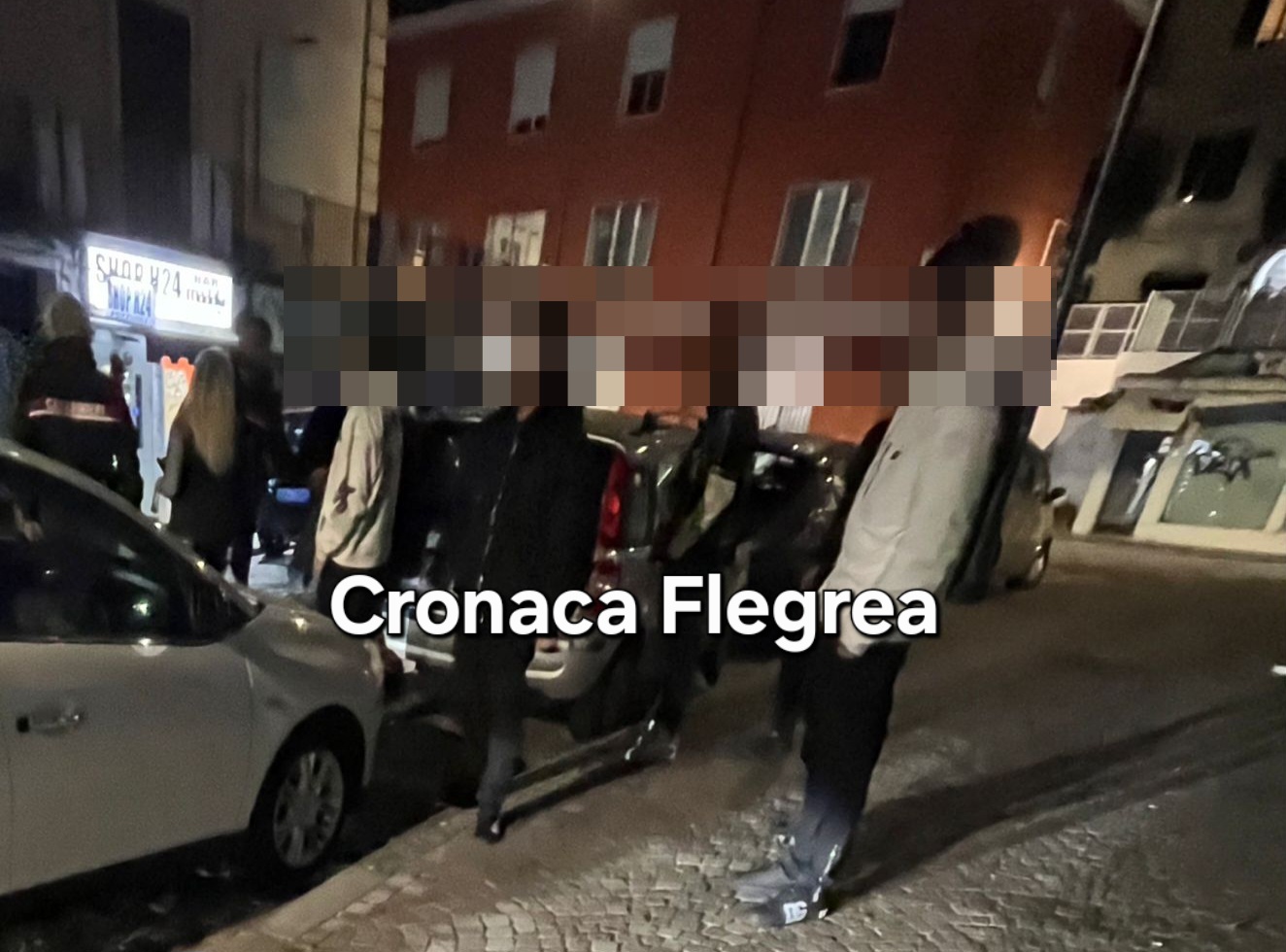 Picchia la moglie in centro a Pozzuoli: bloccato da un gruppo di giovani e arrestato dai carabinieri