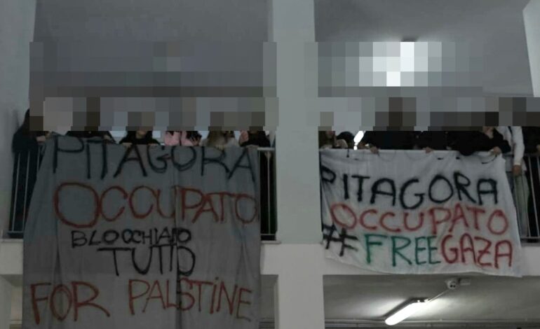 «For Palestine» a Pozzuoli “occupato” l’istituto Pitagora