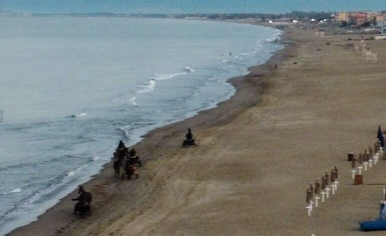 POZZUOLI/ Cavalli e calessi, danni alla Foresta di Cuma e alla spiaggia di Licola: 10 persone multate – LE FOTO