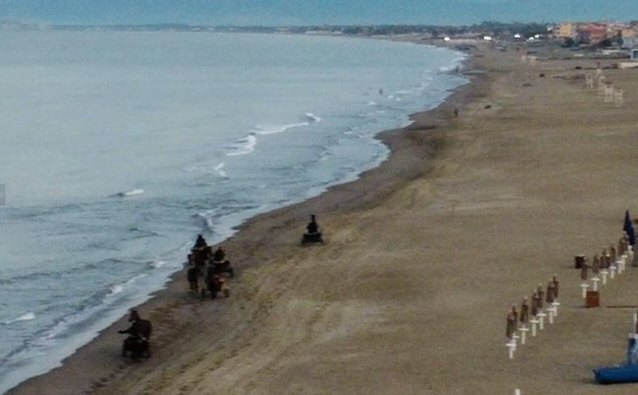 POZZUOLI/ Cavalli e calessi, danni alla Foresta di Cuma e alla spiaggia di Licola: 10 persone multate – LE FOTO