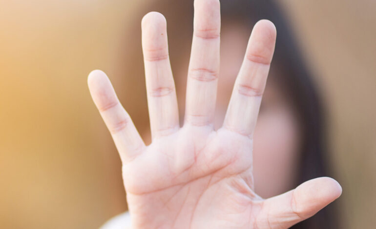 Picchia la moglie davanti ai tre figli piccoli: arrestato dai carabinieri