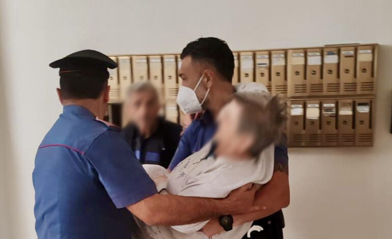 Carabinieri salvano anziana donna dalle fiamme