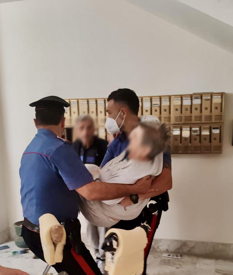 Carabinieri salvano anziana donna dalle fiamme
