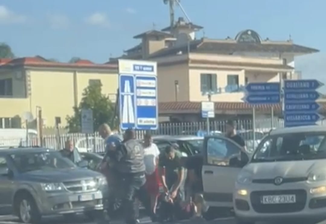 Follia a Licola: rissa tra coppie per una precedenza allo “stop”, poi inseguimento sulla Statale e schianto – LE FOTO