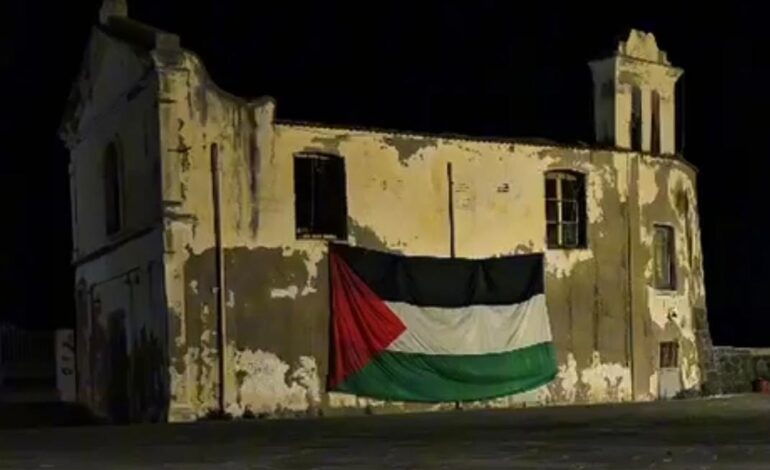 Pozzuoli per Gaza e la Palestina: bandiera sulla chiesa alla Darsena «Il mare unisce»