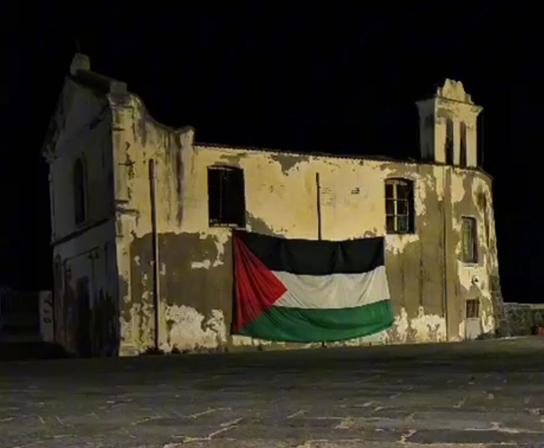 Pozzuoli per Gaza e la Palestina: bandiera sulla chiesa alla Darsena «Il mare unisce»