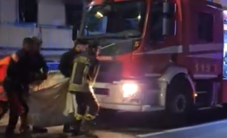 Incendio in una palazzina a Bacoli, vigili del fuoco salvano 4 famiglie dalle fiamme