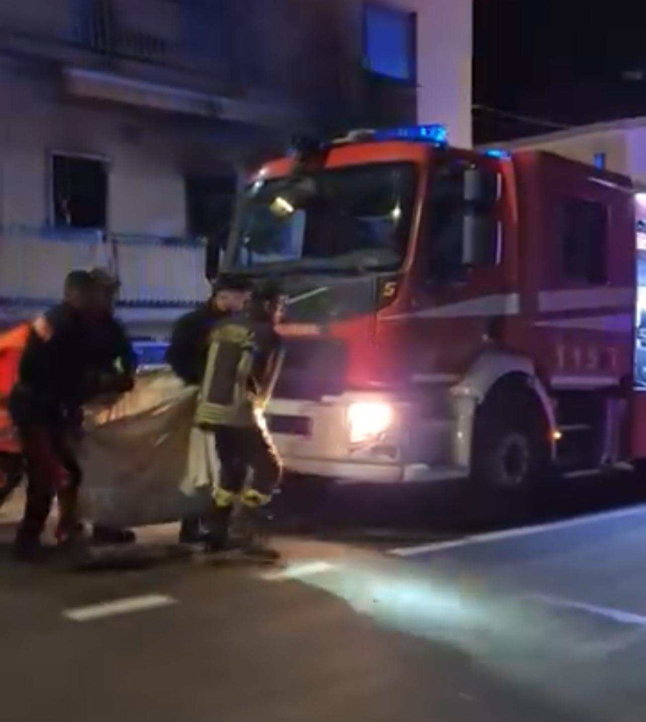 Incendio in una palazzina a Bacoli, vigili del fuoco salvano 4 famiglie dalle fiamme
