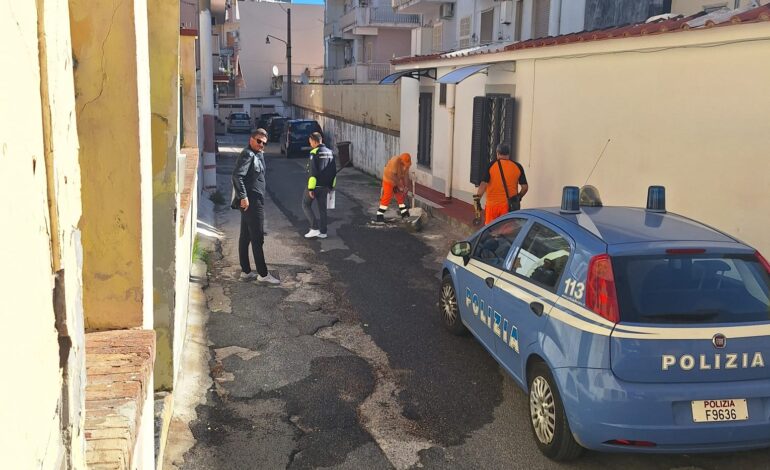 POZZUOLI/ La Polizia rimuove paletti in ferro installati abusivamente ad Arco Felice