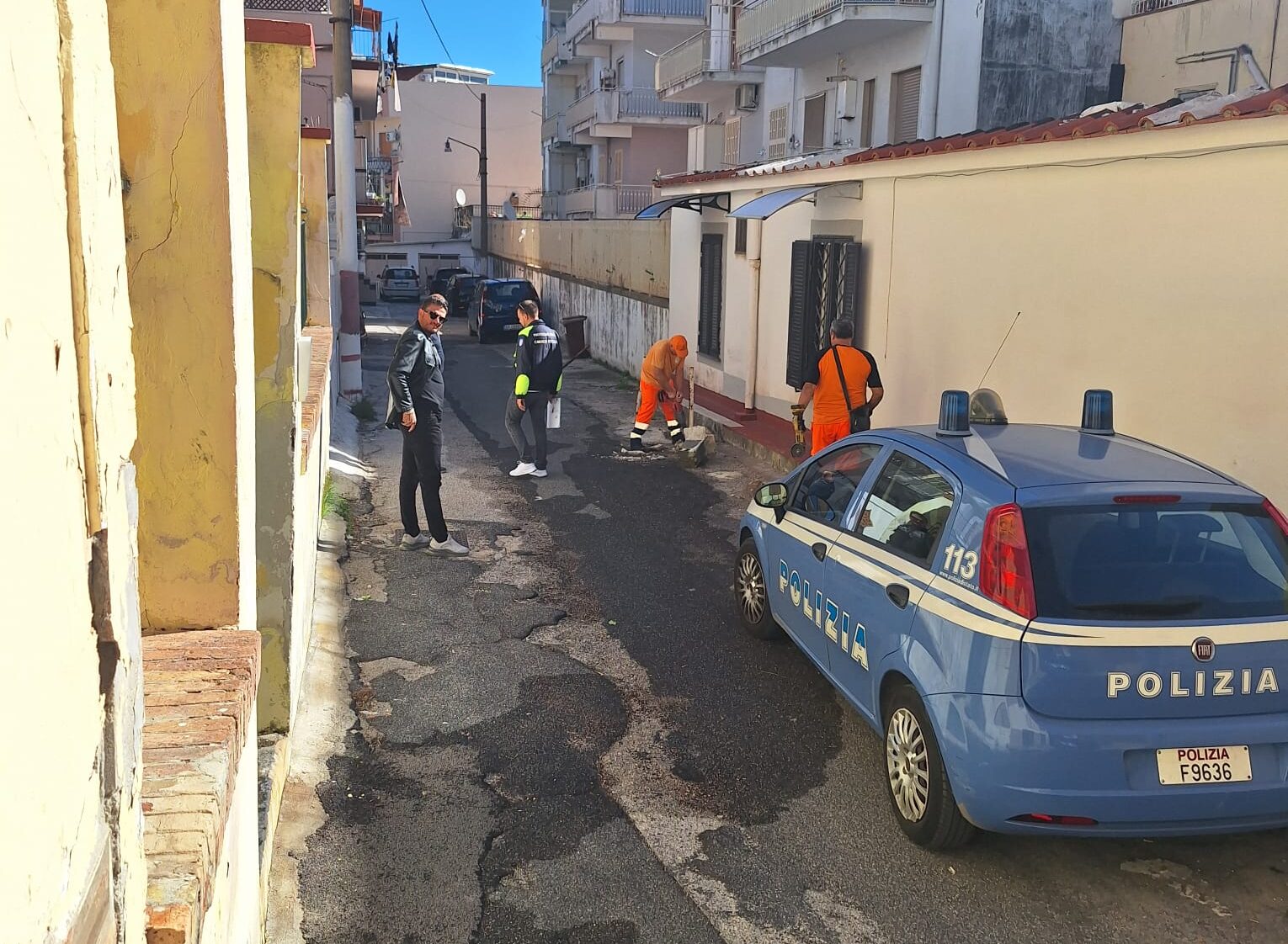 POZZUOLI/ La Polizia rimuove paletti in ferro installati abusivamente ad Arco Felice