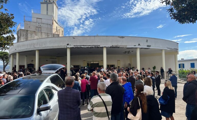 BACOLI/ Folla e commozione ai funerali del finanziere morto in mare a Miseno