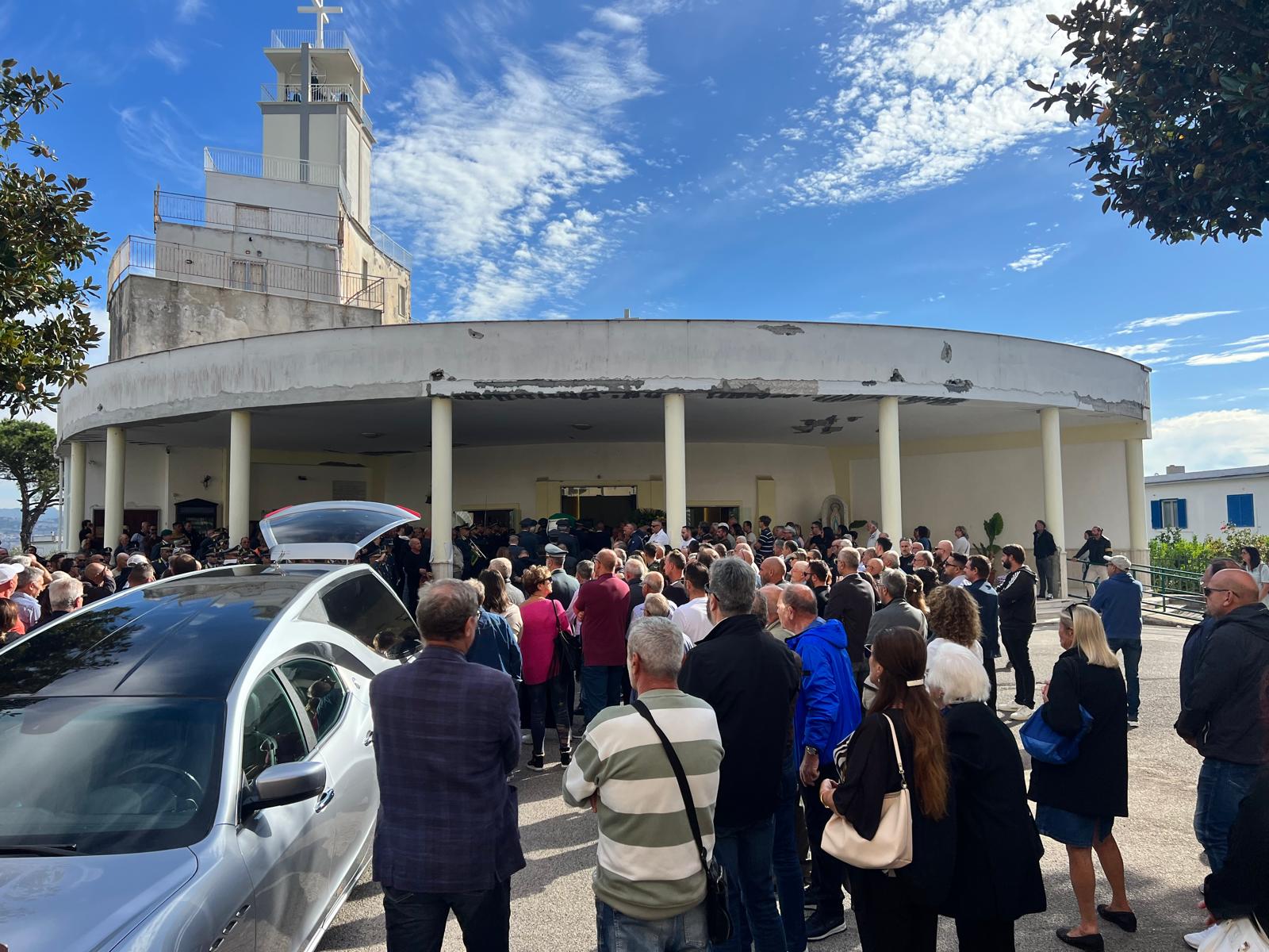 BACOLI/ Folla e commozione ai funerali del finanziere morto in mare a Miseno