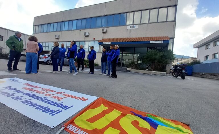 POZZUOLI/ Giorno e notte nella fabbrica che vogliono chiudere: va avanti la protesta di 18 dipendenti della Celli Group