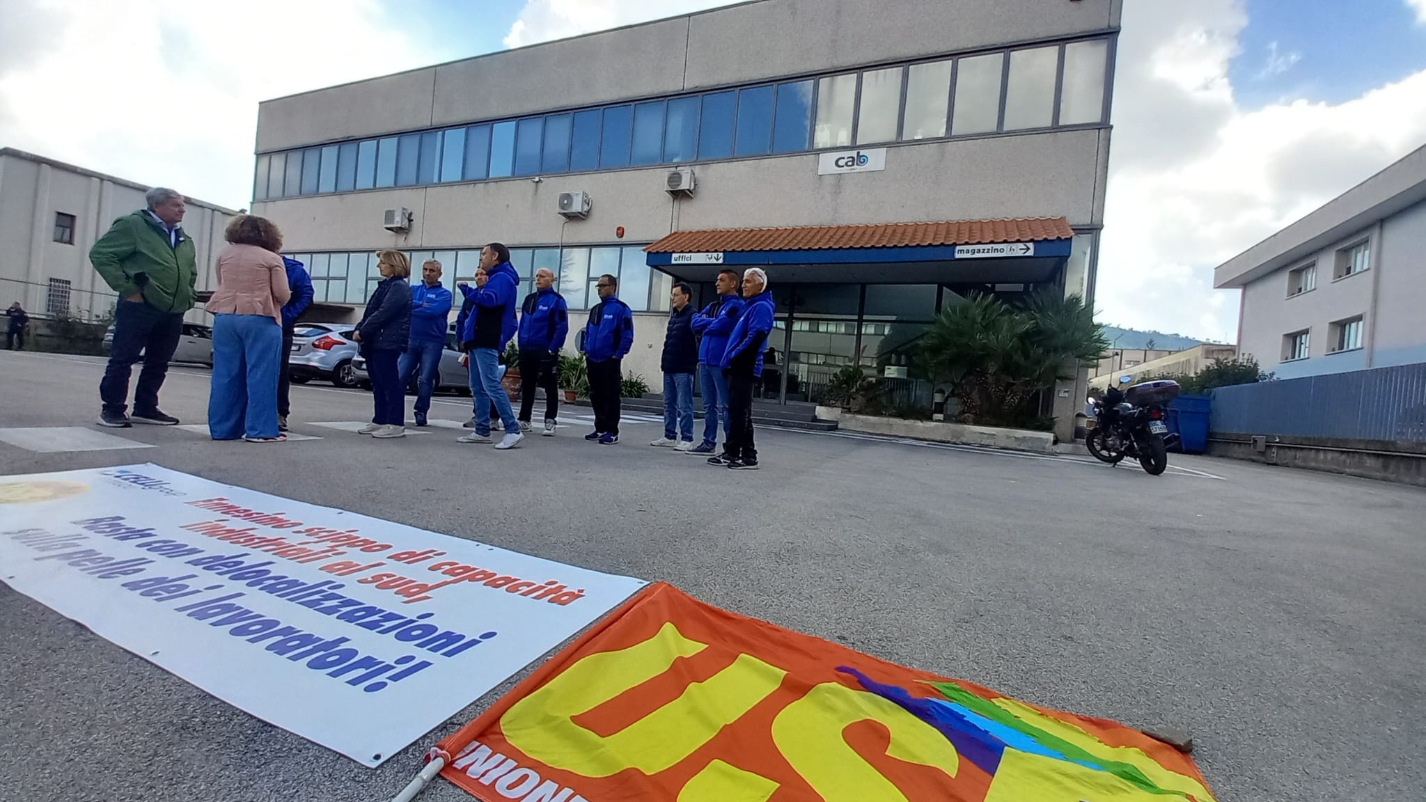 POZZUOLI/ Giorno e notte nella fabbrica che vogliono chiudere: va avanti la protesta di 18 dipendenti della Celli Group