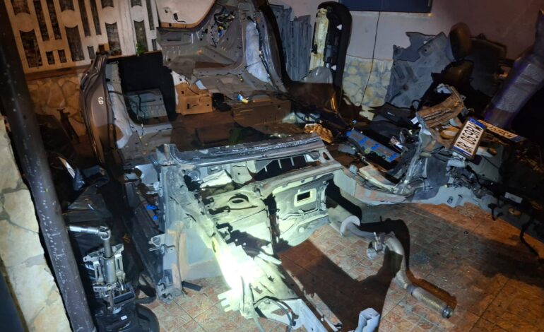 Smontava auto nel giardino di casa e rivendeva i pezzi: 23enne arrestato a Varcaturo – LE FOTO