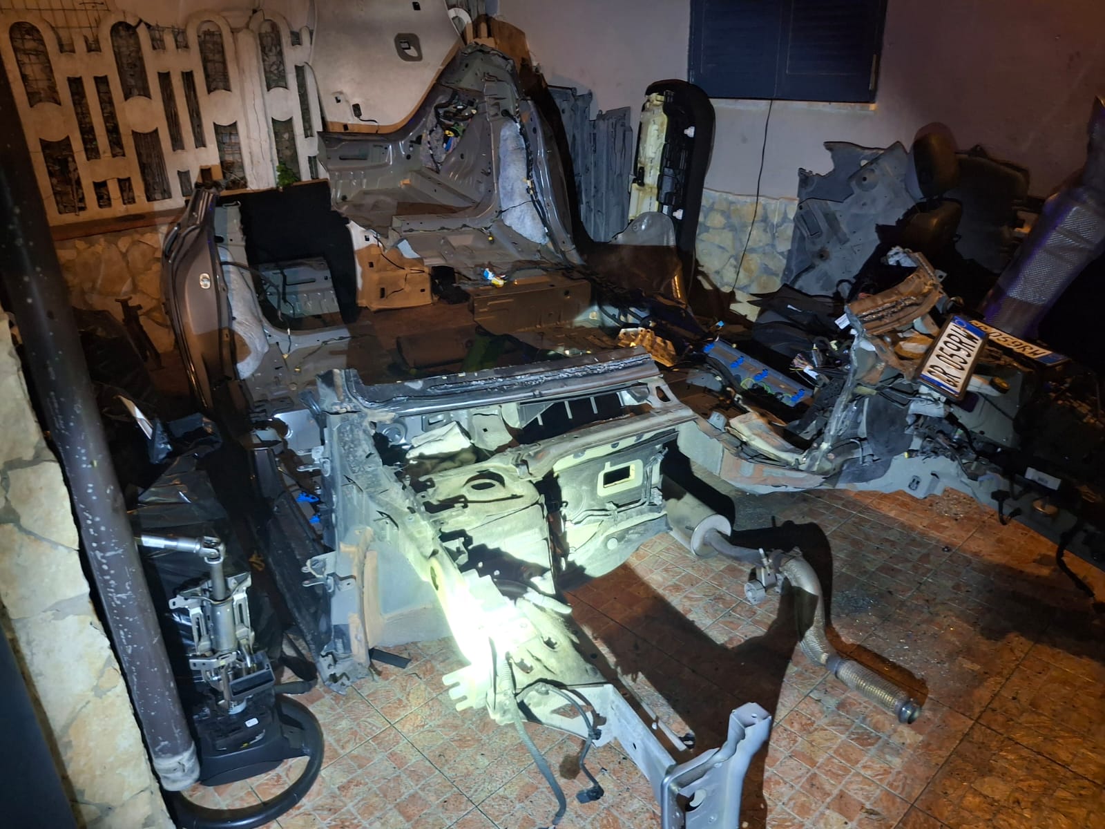 Smontava auto nel giardino di casa e rivendeva i pezzi: 23enne arrestato a Varcaturo – LE FOTO