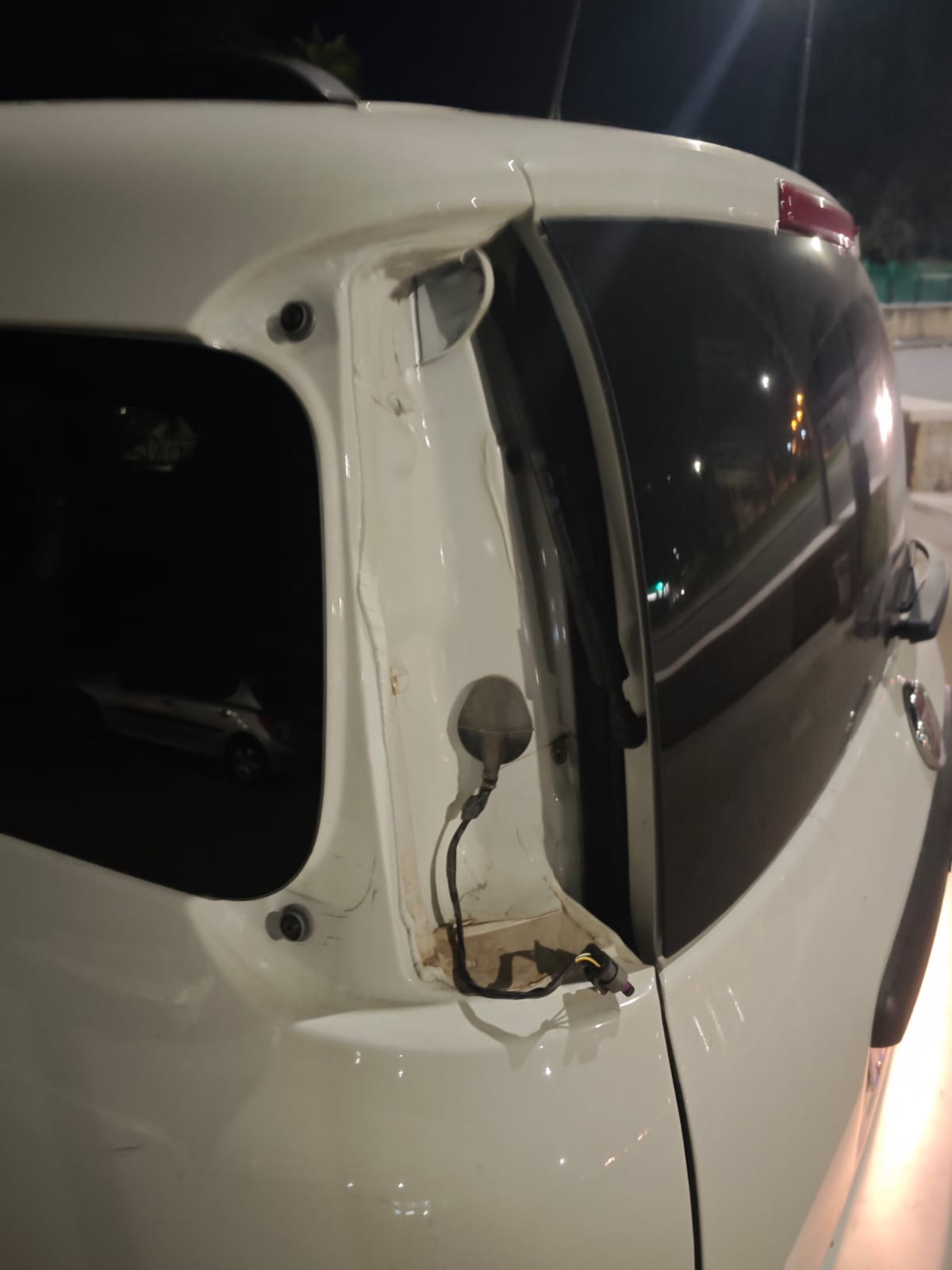 POZZUOLI/ Auto scassinata nel parcheggio di via Fasano: rubati libri e pupazzi di una bambina