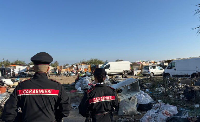 Controlli nel campo nomadi “Carrafiello”, carabinieri denunciano 13 persone