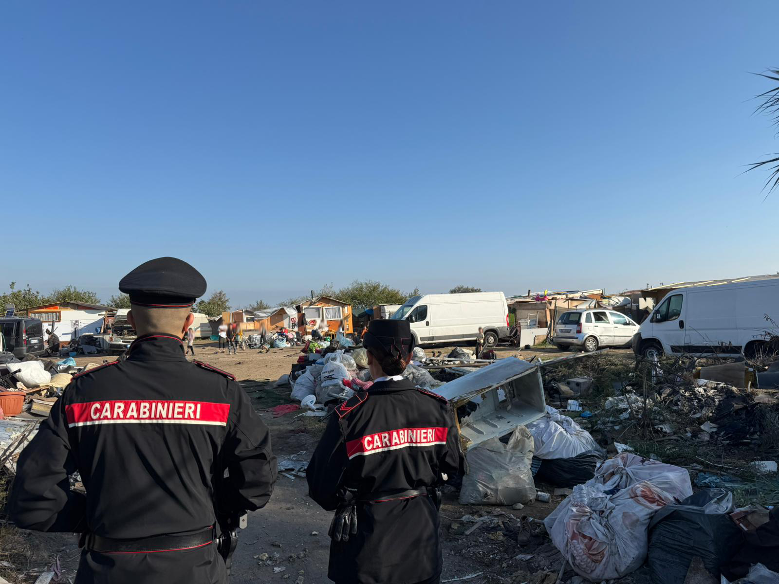 Controlli nel campo nomadi “Carrafiello”, carabinieri denunciano 13 persone