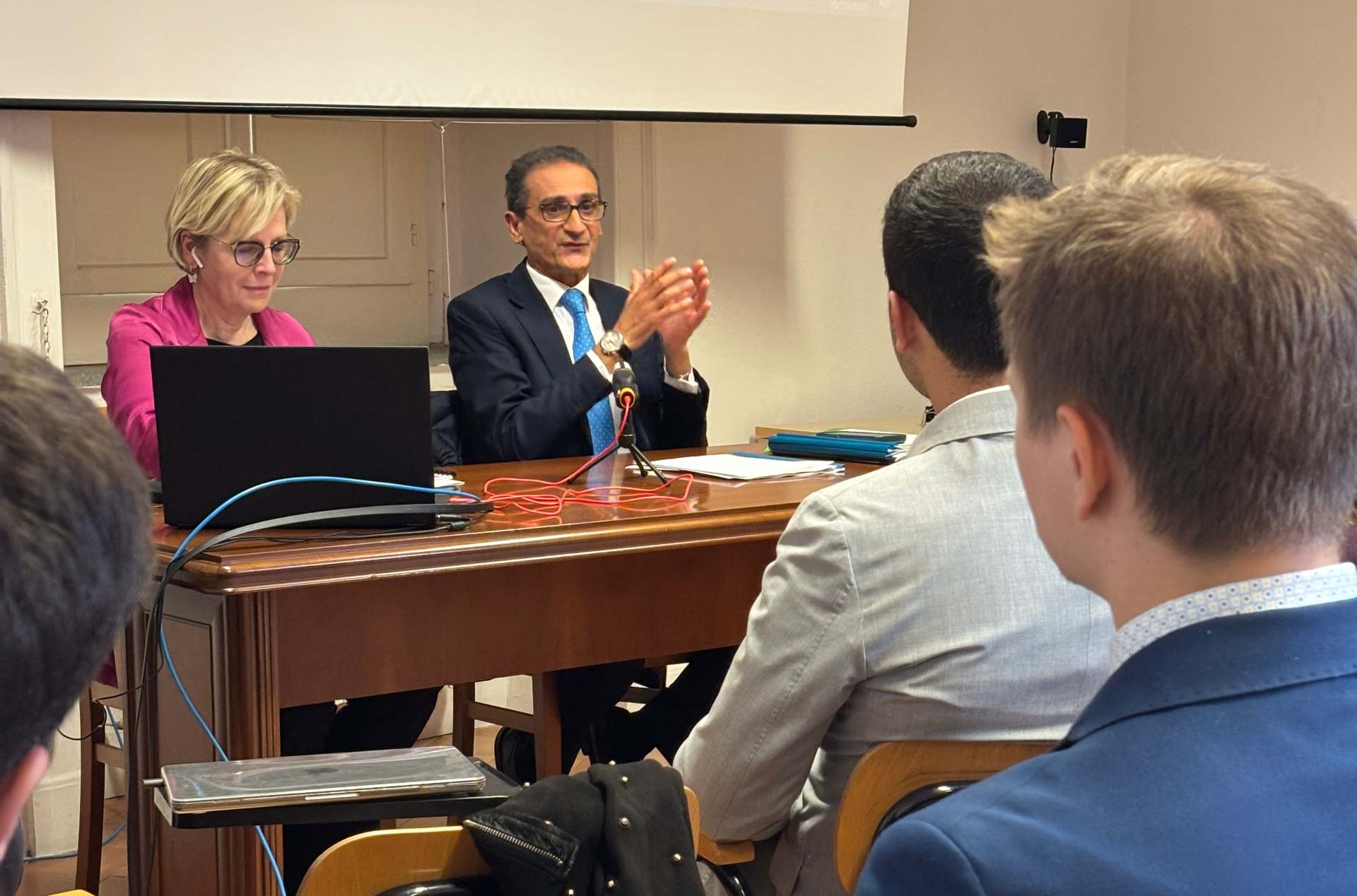 Governare l’Intelligenza Artificiale tra regolamentazione e rischi