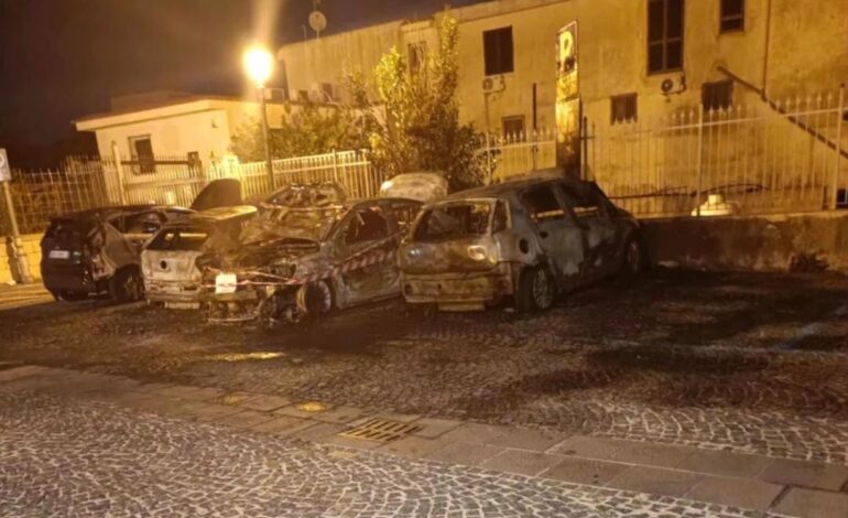 Paura nella notte a Monte di Procida: incendiate quattro auto – LE FOTO