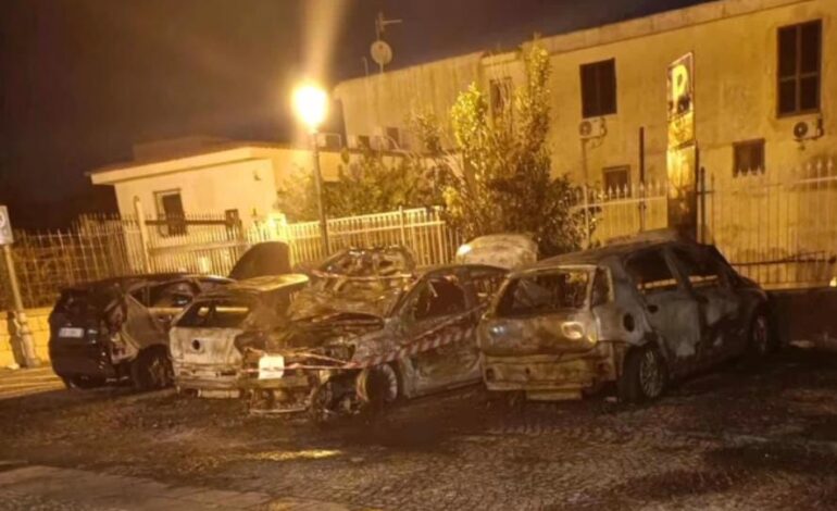MONTE DI PROCIDA/ Incendia l’auto dell’amico dopo un litigio e danneggia l’ingresso della caserma dei carabinieri: arrestato 40enne