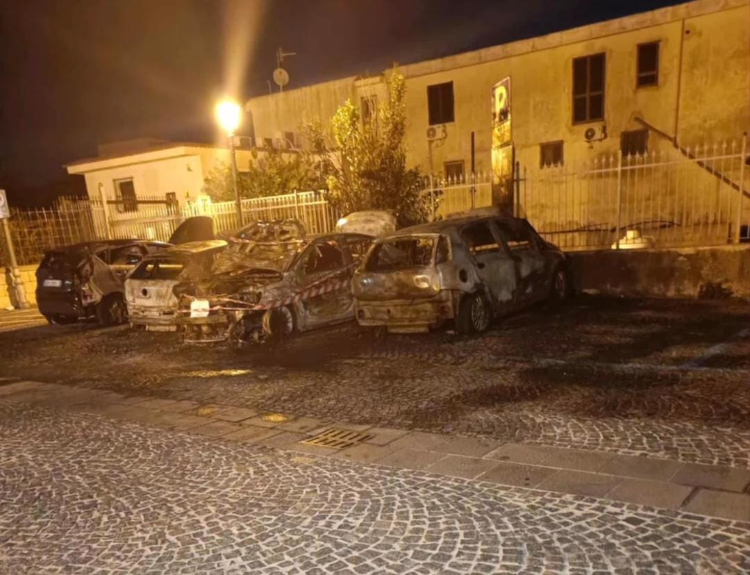 Paura nella notte a Monte di Procida: incendiate quattro auto – LE FOTO