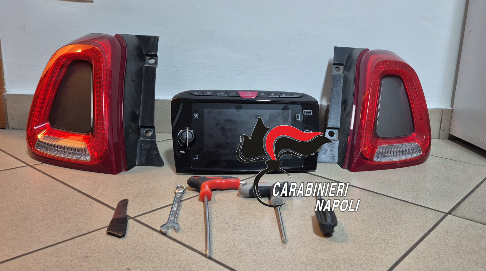 Ladro in bici ruba stereo e fanali dalle auto
