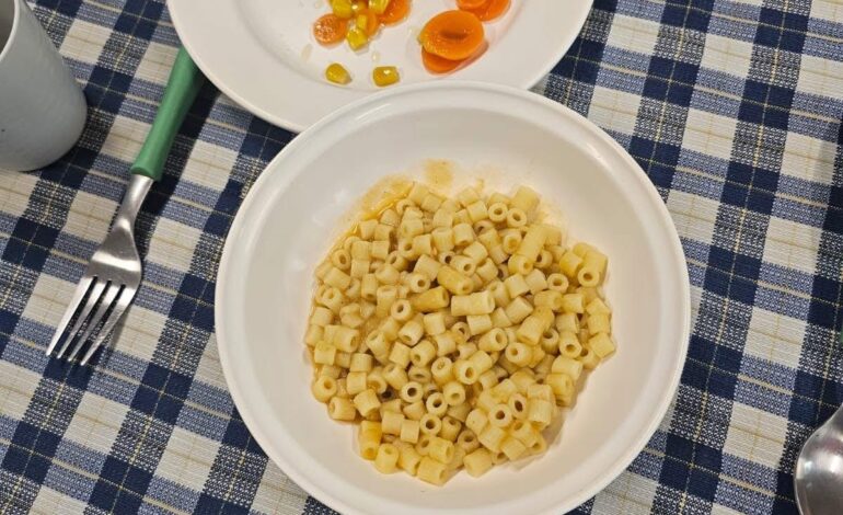 BACOLI/ Mensa scolastica, protestano i genitori «Bambini tornano a casa digiuni»