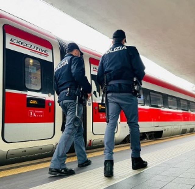 Minaccia personale delle ferrovie e i poliziotti: arrestato