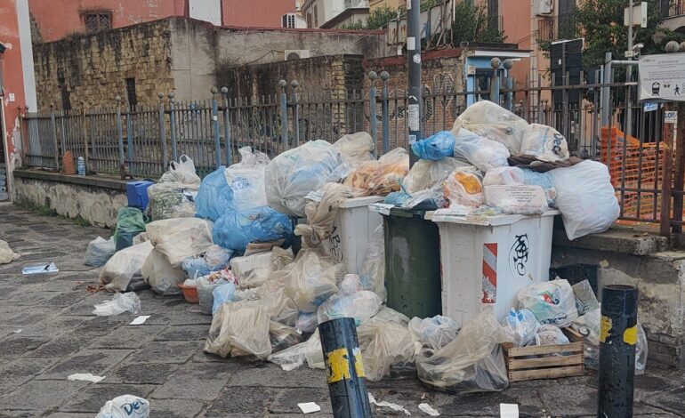 Rifiuti non raccolti, a Pozzuoli scene che non si vedevano da 15 anni